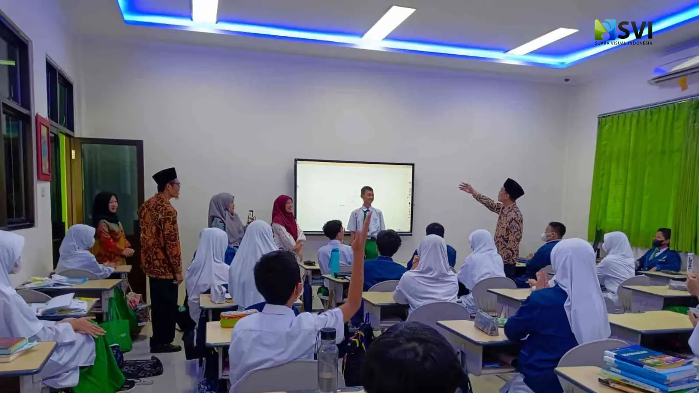 Smart Board Sekolah: Teknologi Interaktif yang Mengubah Cara Belajar di Kelas Modern