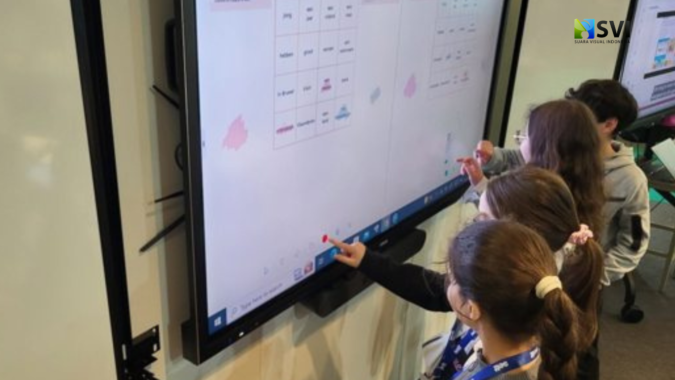 Fungsi Papan Tulis Digital di Kelas atau Sekolah: Teknologi Interaktif untuk Pembelajaran Modern